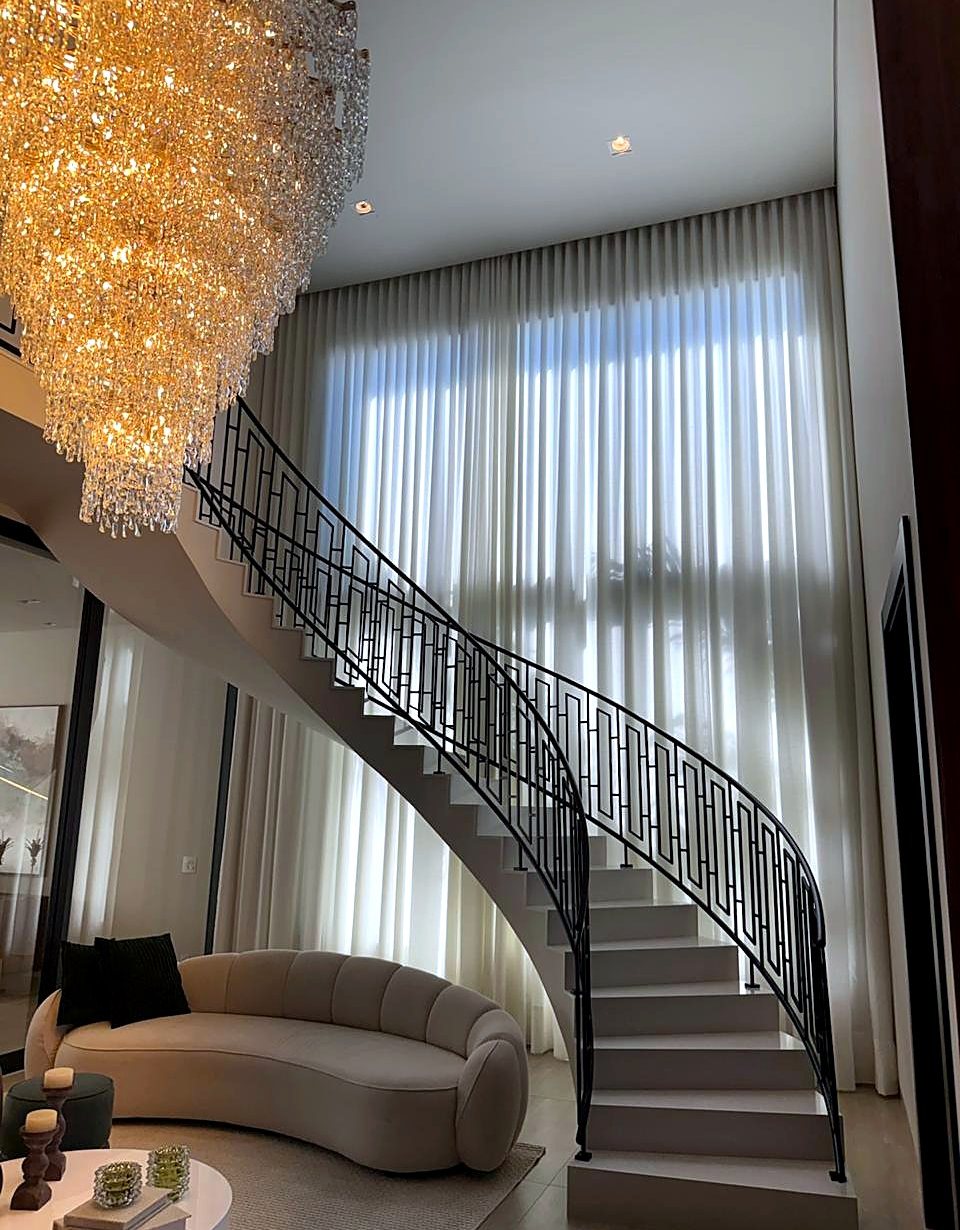 Cortinas sob medida Lórien em ambiente residencial de alto padrão